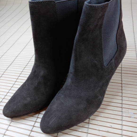 Lauren Ralph Lauren women's brown suede pull on 2" heel ankle boots. Sz 6.5B. Ne - Picture 1 of 11